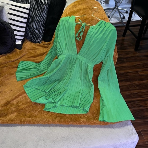 PrettyLittleThing Green Plunge Pleated Romper - Picture 6 of 13